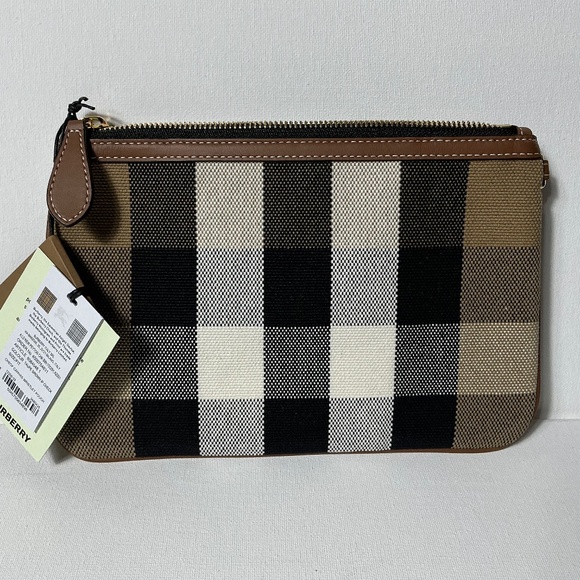 Beautiful Burberry NWT Peyton Clutch Wristlet Pouch - Picture 2 of 5